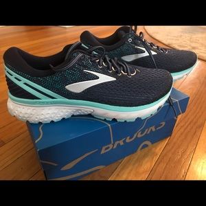 brooks 9.5 wide womens